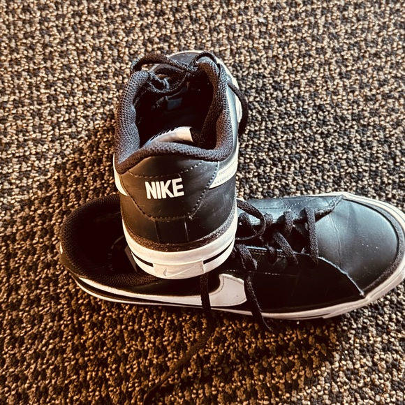 Black Nike - Picture 2 of 5